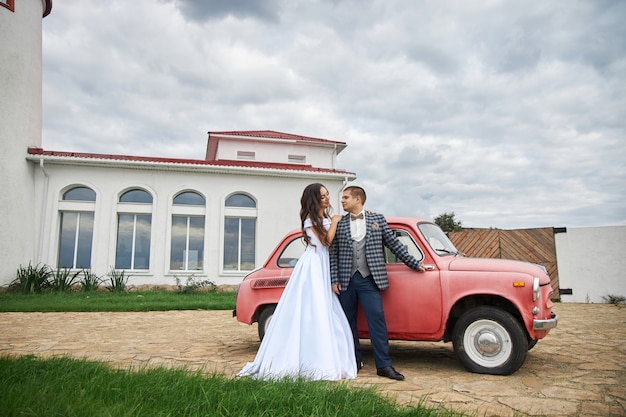 Mariage d'un couple amoureux dans la nature au phare.