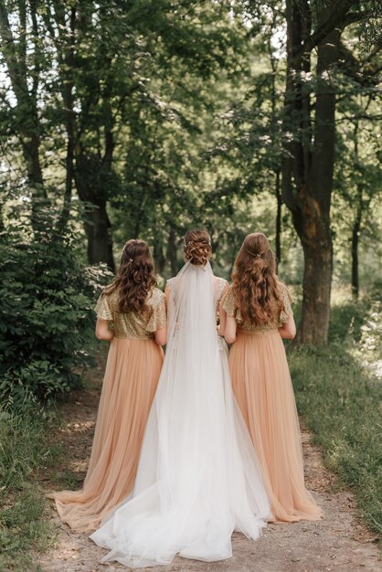 Mariage dans la nature fond mariée avec demoiselles d'honneur