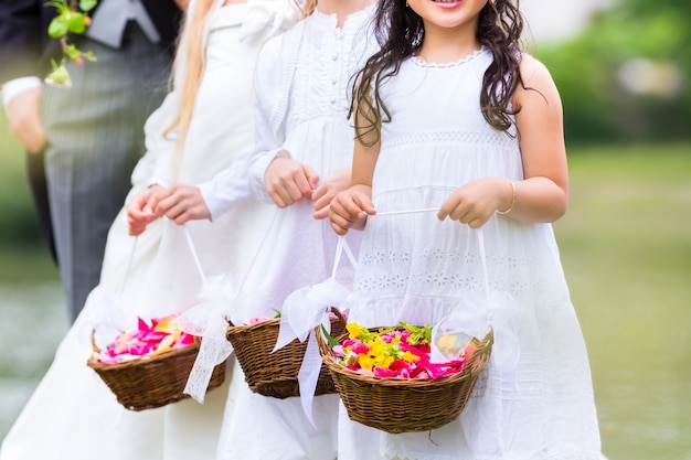 Mariage demoiselles d&#39;honneur enfants avec panier de fleurs