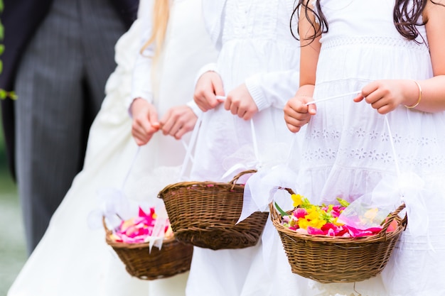 Mariage demoiselles d&#39;honneur enfants avec panier de fleurs