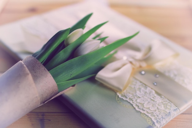 Mariage de dentelle de tulipe blanche