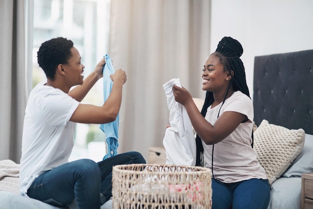 Le mariage est le meilleur partenariat que vous n'ayez jamais signé Photo d'un jeune couple faisant la lessive ensemble à la maison