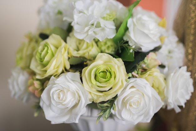 Mariage de fleurs blanches