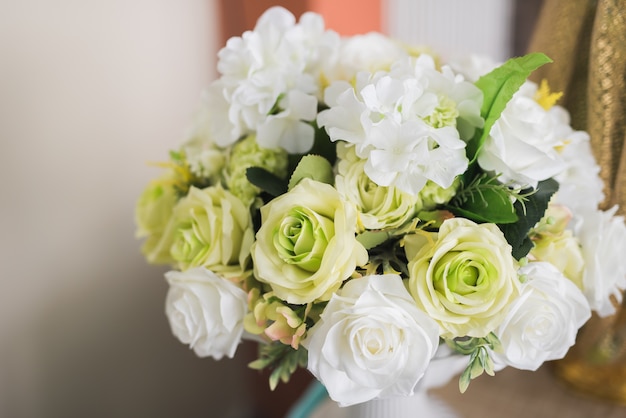 Mariage de fleurs blanches