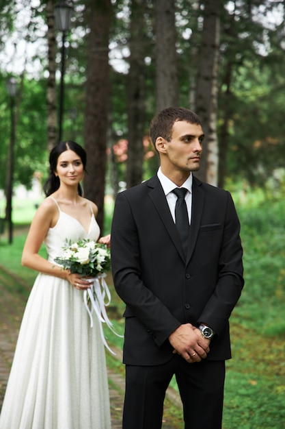 Mariage incroyable un couple amoureux, une jolie mariée et un marié élégant après la cérémonie de mariage