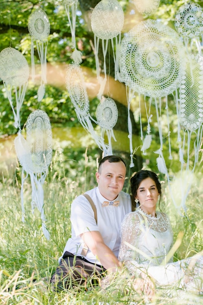 Mariage d'un jeune beau couple dans un style vintage