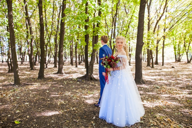 Mariage d&#39;un jeune couple avec une promenade dans le parc verdoyant.