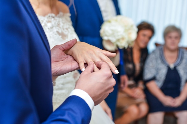 Mariage Des Mains Avec Des Anneaux. Birde Porte La Bague Au Doigt Du Marié