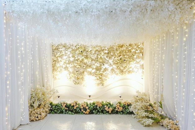 Mariage mis en place un thème blanc de luxe avec rideau de fleurs et éclairage