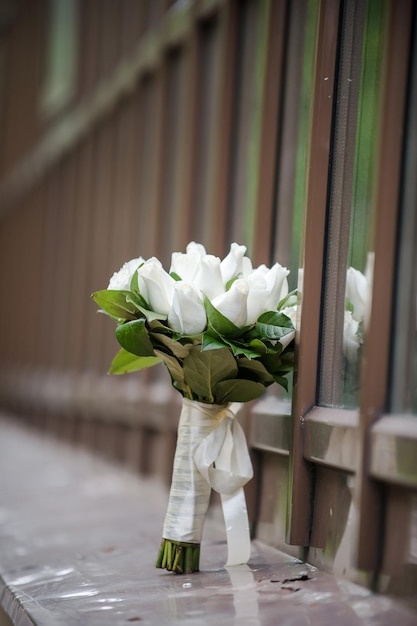 Mariage nuptiale bouquet de roses blanches Cérémonie de mariage Femme Jeunes mariés