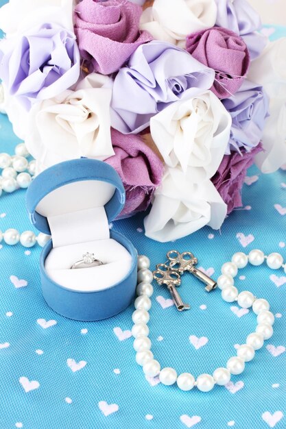 Mariage photo conceptuelle dans un style de couleur bleu et violet