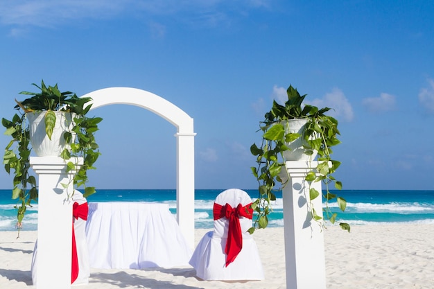 Mariage sur la plage dans un complexe de vacances au Mexique.