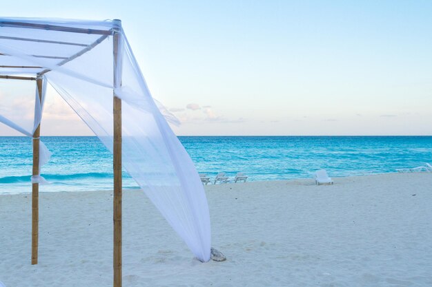 Mariage sur la plage dans un complexe de vacances au Mexique.