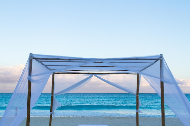 Mariage sur la plage dans un complexe de vacances au Mexique.