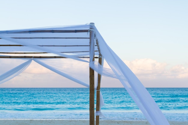 Mariage sur la plage dans un complexe de vacances au Mexique.