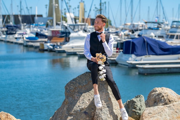 Mariage sur une plage près du yacht club Mari marié gay au mariage