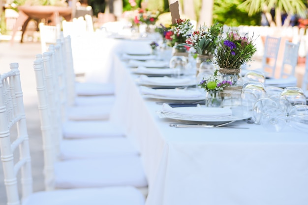 Mariage en plein air dans un restaurant