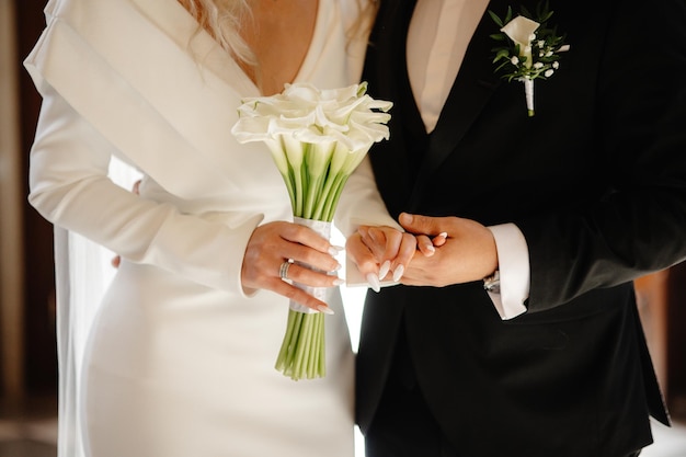 Marié avec bouquet de mariage