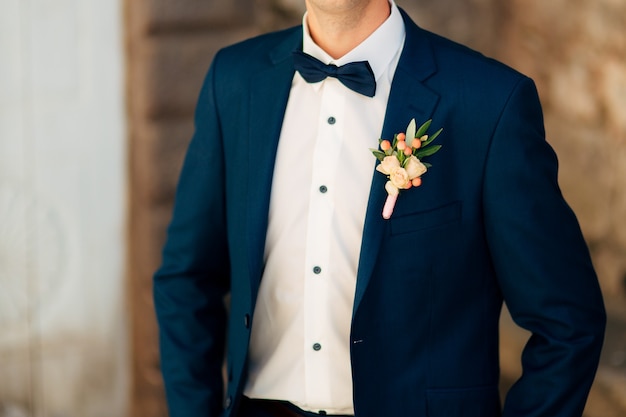 Photo marié à la boutonnière de fleur de mariage