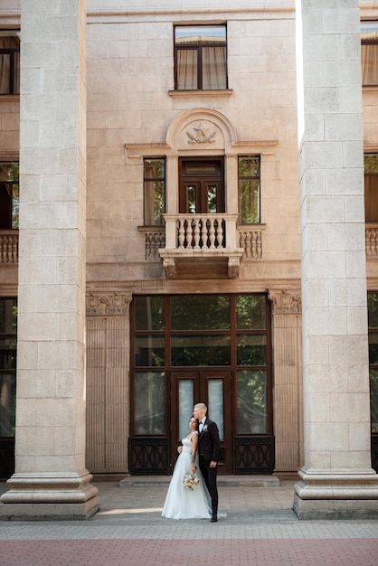 Le marié en costume marron et la mariée en robe blanche