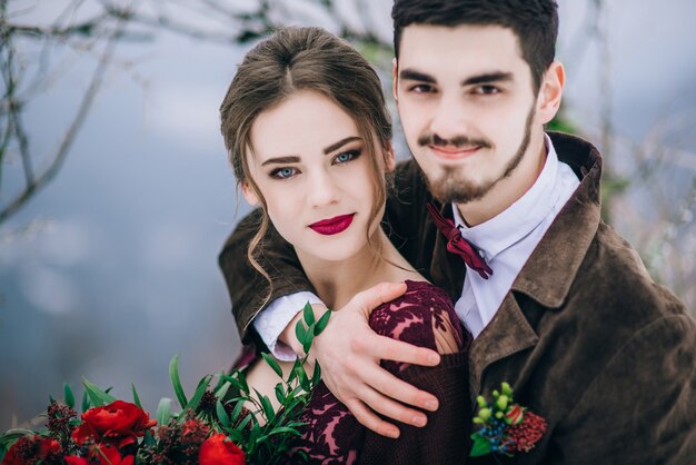 Marié dans un brun et mariée dans les montagnes des Carpates