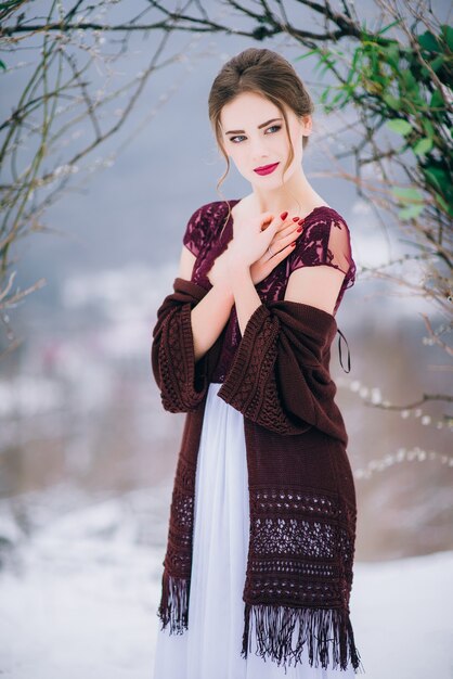 Marié dans un brun et mariée dans les montagnes des Carpates