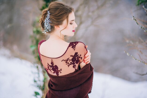 Marié dans un brun et mariée dans les montagnes des Carpates