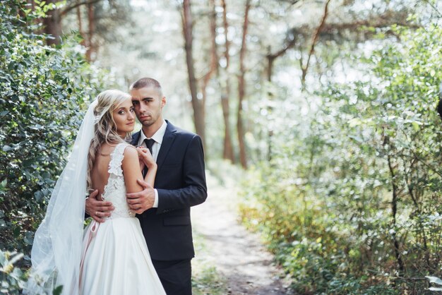 Marié dans un parc le jour de leur mariage