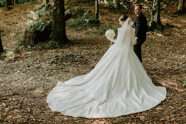 marié embrassant doucement sa mariée