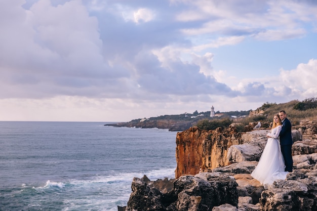 Le marié embrasse la mariée par l'arrière