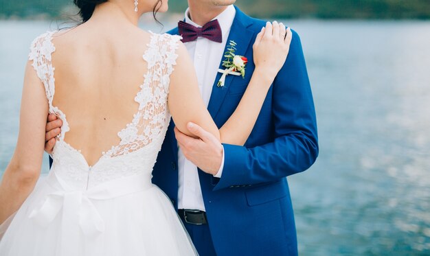 Le marié embrasse la mariée sur la plage. Mariage au Monténégro et en Croatie.