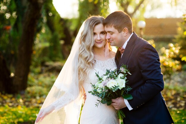 Le marié embrasse tendrement sa mariée