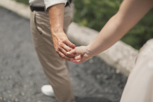 Le marié garde la main de la mariée et marche