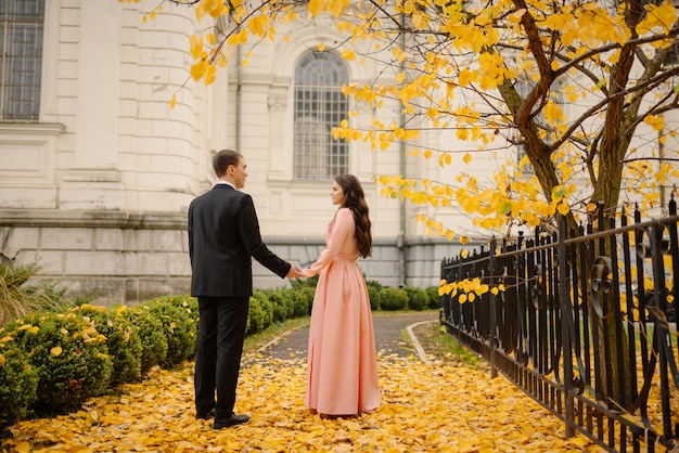 Photo le marié et la mariée aimants en robe de mariée