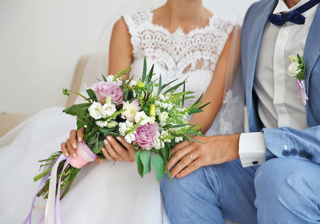 Marié et mariée avec un beau bouquet en gros plan