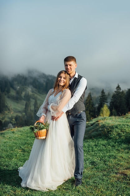 Marié avec une mariée ou un couple sur fond d'un magnifique paysage de montagne. Mariage dans les hautes terres.