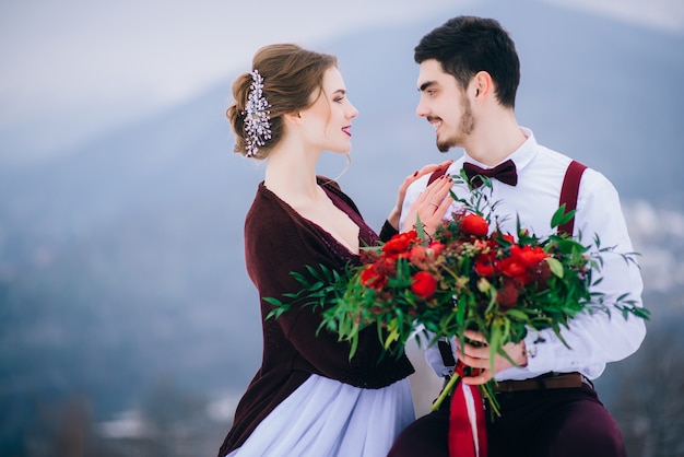 Le marié et la mariée dans les montagnes des Carpates