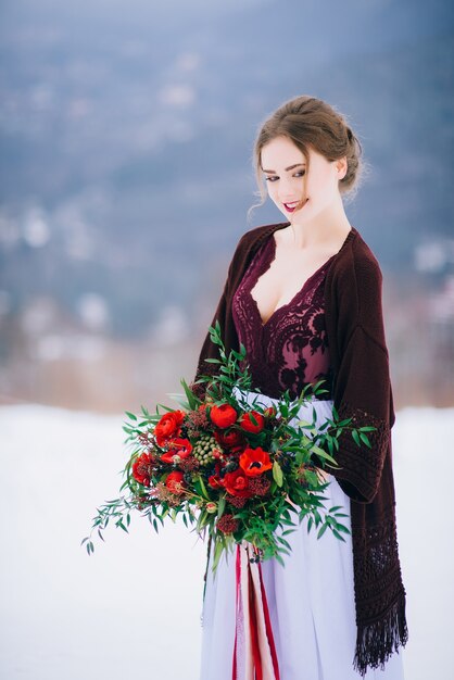 Le marié et la mariée dans les montagnes des Carpates