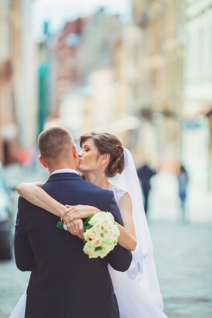 Le marié et la mariée dans la ville le jour de leur mariage