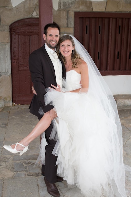 Photo le marié et la mariée dehors heureux et amoureux