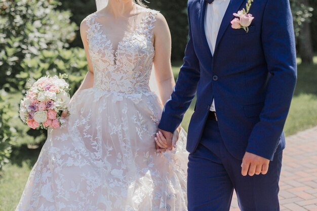 Un marié avec la mariée ensemble dans le parc d'été