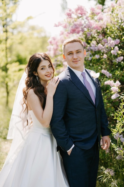 Le marié et la mariée se promènent dans la forêt