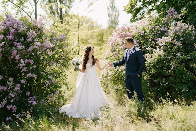 Le marié et la mariée se promènent dans la forêt