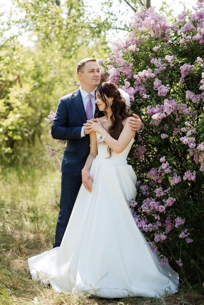 Le marié et la mariée se promènent dans la forêt