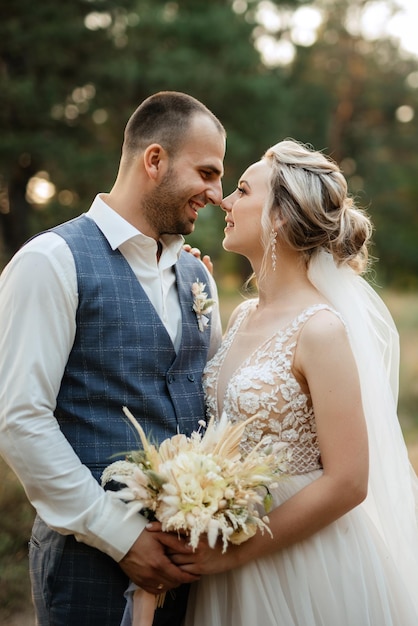 Le marié et la mariée se promènent dans la forêt