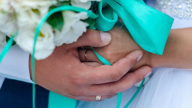 Le marié et la mariée tenant un bouquet de mariage Jour du mariage