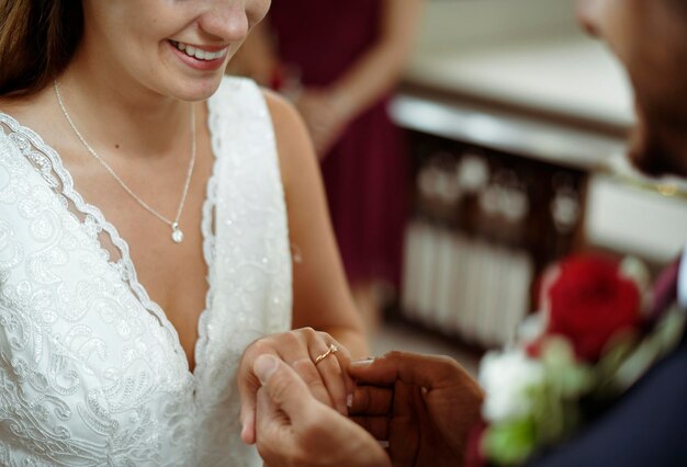 Le marié met l'anneau de mariage sur son épouse