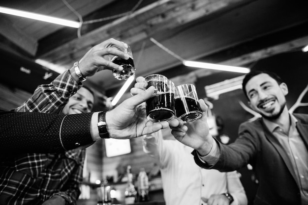 Le marié noir va au salon de coiffure