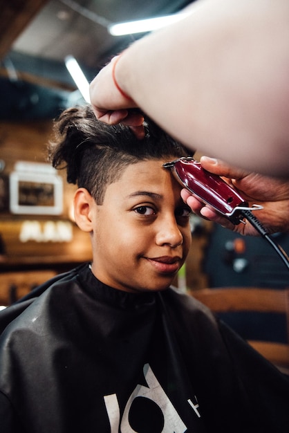 Le marié noir va au salon de coiffure