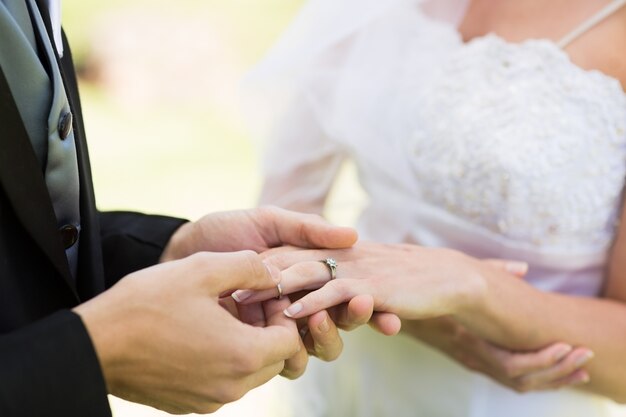 Marié plaçant l&#39;anneau sur le doigt de brides